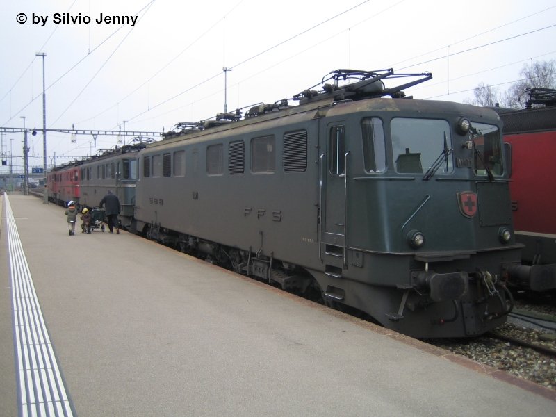 Alle 4 Ae 6/6 Anstrichstypen am 26.12.06 in Blach.

-11471 ''Pratteln'', Stdtelok grn
-11404 ''Luzern'', Kantonslok grn
-11422 ''Vaud'', Kantonslok rot
-11466 ''Sursee'', Stdtelok rot