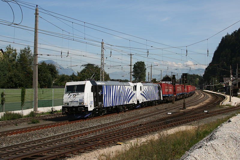 Alle drei neuen, blauen Lokomotion Zebras an einem Zug! Am 09.09.2009 wurde der Winner von 185 661 und 662 gezogen, 663 schob nach. Aufgenommen in Brixlegg.