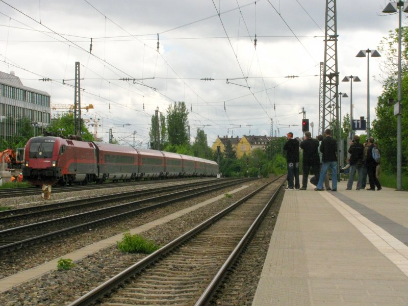 Alle fokussieren den Railjet mit BR 1116 223 bei der Durchfahrt am Heimeranplatz am 16.05.2009