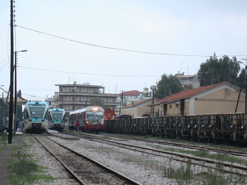 Alle Geleise besetzt in Pirgos am 30.10.2006.
Gleis 5 und 4 stehen abgestellte Bauzge, Gleis 3 ist soeben der IC aus Korinth eingefahren, Gleis 2 steht ein abgestellter GTW 2/6 und auf Gleis 1 wartet der Anschlusszug nach Olympia auf die Abfahrt.