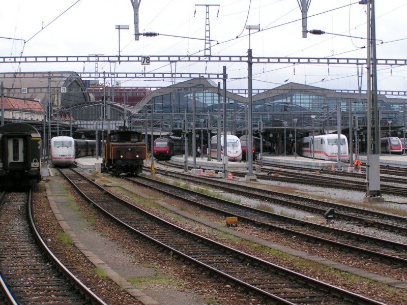 Alle Gleise besetzt im Bahnhof von Basel am 08.08.07 um 12.57 Uhr. 