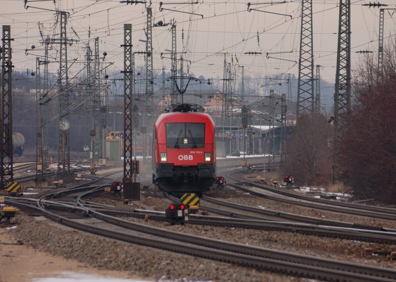 Alle H�nde voll zu tun hatte der Tf in seinem F�hrerstand nach diesem Vorfall. Immer noch zog er eine Bremswolke hinter sich her. Bei�end legte sich der Geruch auf die Schleimh�ute. (Treuchtlingen, Dez. 2008).