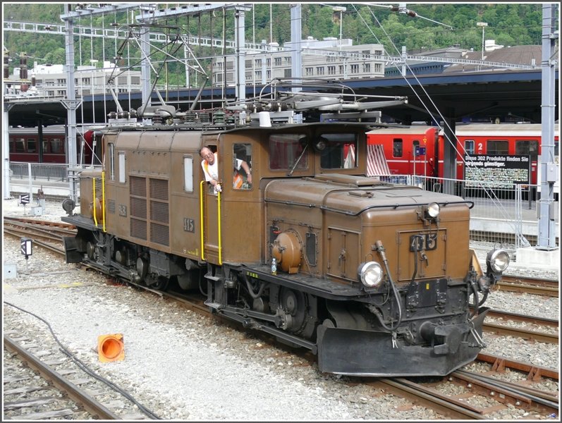 Alle heutigen Fotos sind am Churer Bahnhofsfest vor dem RhB Depot in Chur entstanden. (24.05.2008) Willi Hartmann rangiert mit der Ge 6/6 I 415.