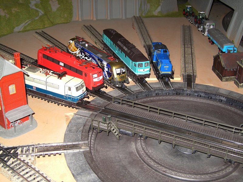 Alle Lokgleise des BWs sind Belegt bis ahf eines. Die Loks von Lings nach Rechrs: 184 003, 140 807, 1116 250, 232 304 und die MWB V 100.