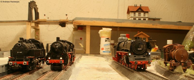 Alle meine Dampfer: Von links , daneben 81 002,18 473,05 003 und ein fiktives Modell einer Dampfspeicherlokomotive mit dem Namen Oma (alle Mrklin auer Oma)