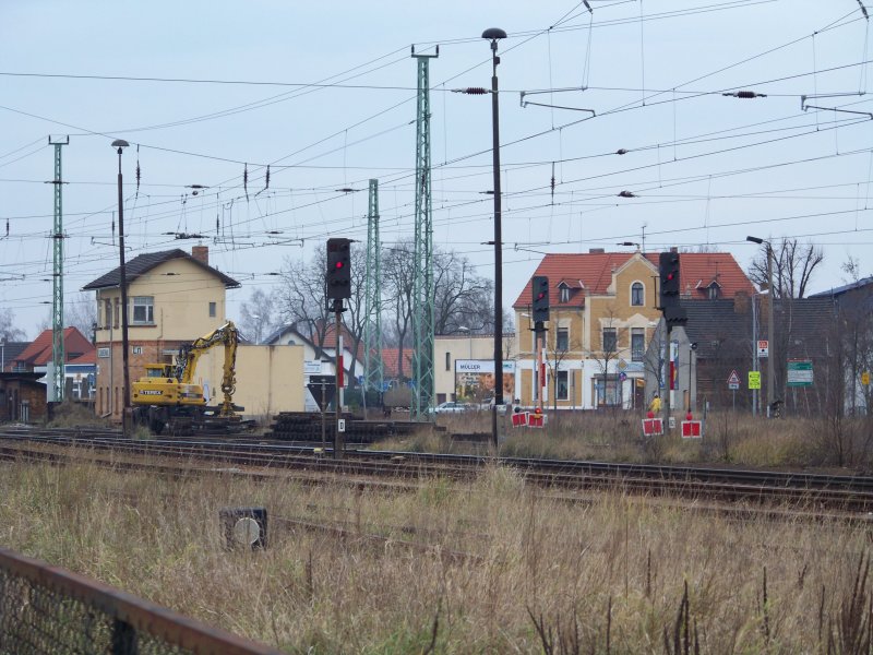 Alle Signale auf rot und im Hintergrund sieht man noch ein Bagger sortieren und stapeln von alten Schwellen. Lbbenau/Spreewald den 06.12.2008