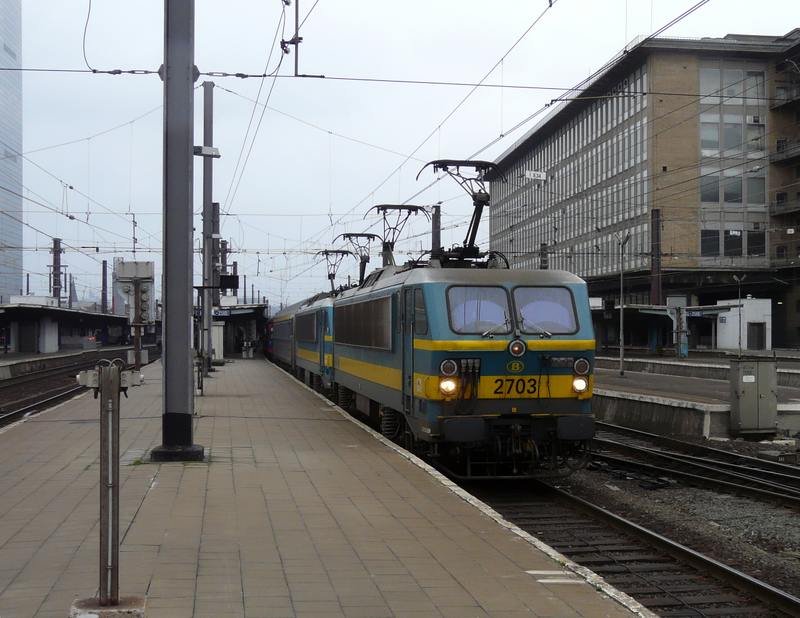 Alle Stromabnehmer oben! Doppeltraktion 2703 & 2702 werden, nachdem sie den Bergland Express von Aachen nach Br�ssel gezogen haben, vom Zug getrennt. 09.03.08