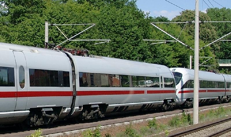 Alle Stromabnehmer unten! Am 28.05.2004 auf der HGV Hannover - Berlin in Hhe Haltepunkt Dallgow-Dberitz bei km 122,4 wegen Stromabnehmerschaden liegengebliebener ICE wird nach Berlin-Spandau abgeschleppt.