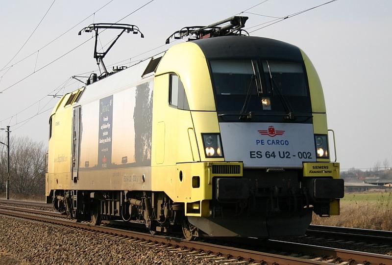Allein auf weiter Flur war ES64U2-002 der PEG am 16.03.05 bei Halle-Zscherben anzutreffen.