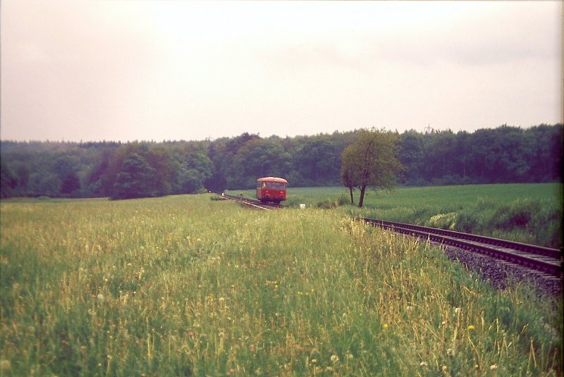 Alleine in weiter Flur. Ein VT 796 rollt gemtlich abwrts von Knigstein/Ts in Richtung Frankfurt-Hchst