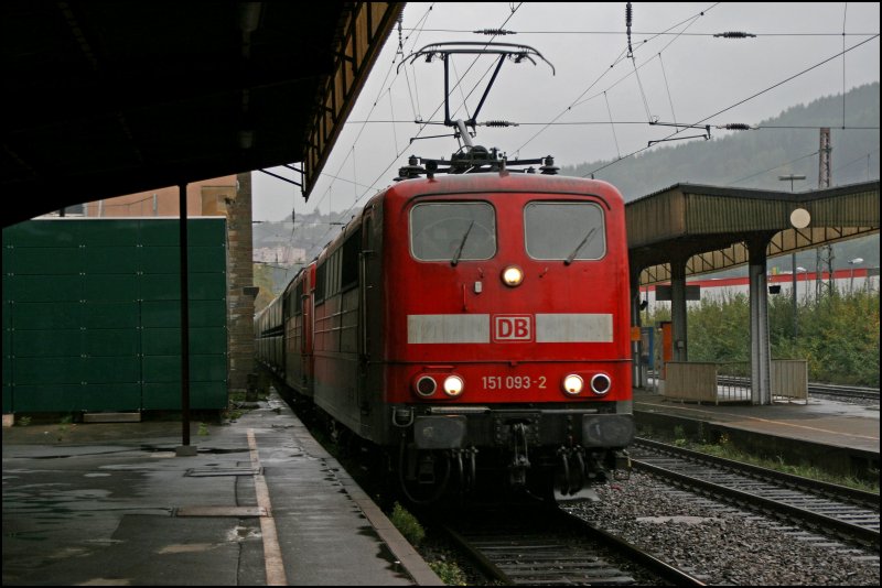 Alles alleine machen: 151 093 schleppt ihre  faule  Schwesterlok und den CS 47782 Landshut Hbf -Rotterdam Maasvlakte durch Plettenberg Richtung Hagen. (29.09.07)