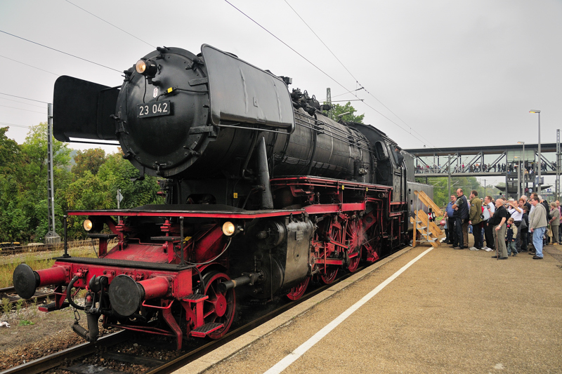  Alles anstehen zur Fhrerstandsmitfahrt .. 23 042 hatte den ganzen Tag reichlich zu tun. (Gppingen, 19.09.09). 