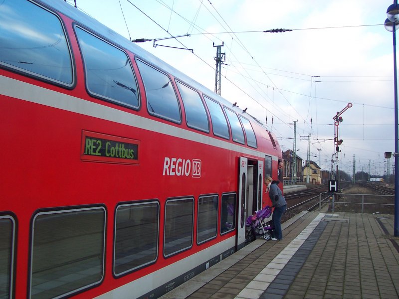 Alles Einsteigen Bitte!! Am Gleis 2 steht bereit der RE2 nach Cottbus und sogar schon das Ausfahrtsignal auf Hp1. Lbbenau/Spreewald den 31.12.2007