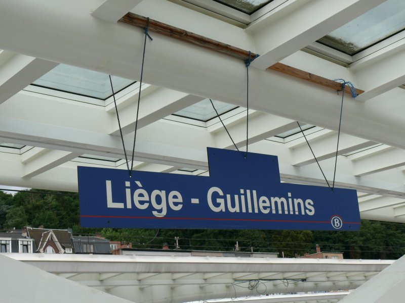 Alles ist im neuen Bahnhof von Lige-Guillemins noch nicht fertig, aber zwischenzeitlich erfllen auch einfache Mittel den Zweck. Hoffentlich erinnert man sich auch beizeiten, dass hier noch etwas ausgebessert werden muss. Aufgenommen am 12/07/2009.