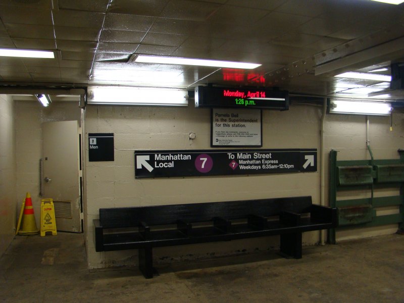 Alles ist super ausgeschildert, sowie auch an der Subway Station Willets Point / Shea Stadium. Aufgenommen am 14.04.08
