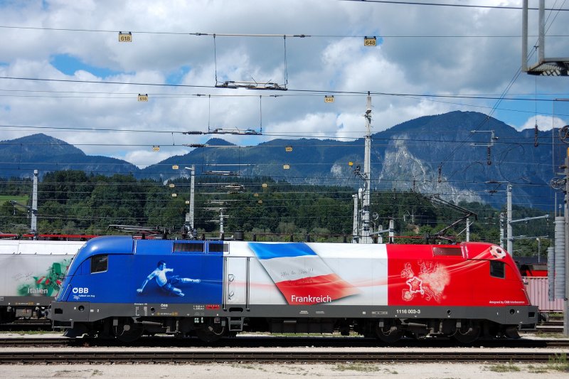  Allez les Bleus ... 1116 003-3  Frankreich  mit zur EM gltigem, franzsischem Motto. Gebracht hat es leider nicht besonders viel. (Wrgl, 24.08.2008).