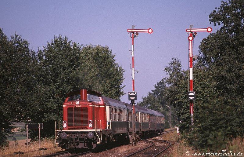 Alljhrlich fahren die Messweinbomber voller Pilger nach Alttting, nicht selten mit interessanten Wagenzgen und Bespannungen.
Am 19. Juli 2003 fand eine solche Sonderfahrt mit V100 1041 von Laupheim West nach Alttting statt.
Am 20.7.03 konnte man daher folgende Situation im Bahnhof Thann-Matzbach (Strecke Mnchen - Mhldorf) beobachten,
als sie ihren Pilgerzug zurck nach Laupheim zog.