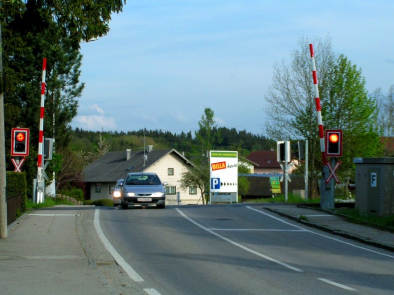  Alltgliche Situation  am Bahnbergang, noch nicht einmal sind die Schranken in Endlage, das Rotlicht erloschen, schon bersetzen Fahrzeuge den Bahnbergang; 080503
