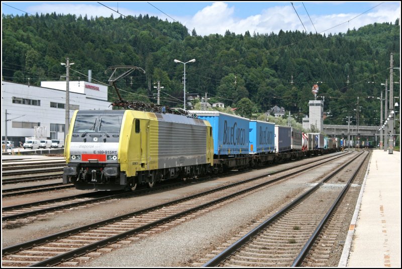 Alltglicher Bahnbetrieb in Kufstein: E189 915RT rollt mit einem Kombizug nach Italien in Kufstein ein. Nicht alltglich hingegen sind die ersten beiden Auflieger der BlueCargo.No in Kufstein. (28.06.07)
