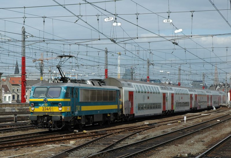 Alltag in Bruxelles-Midi. Reeks 27 am 20.8.08 mit Dostos bei der Einfahrt in den Bahnhof.