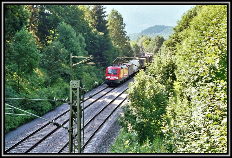 Alltag im Inntal: 182 014 fhrt mit einem Kombizug vom Brenner nach Mnchen. Aufgenommen im Juni 2005 bei Oberaudorf.
