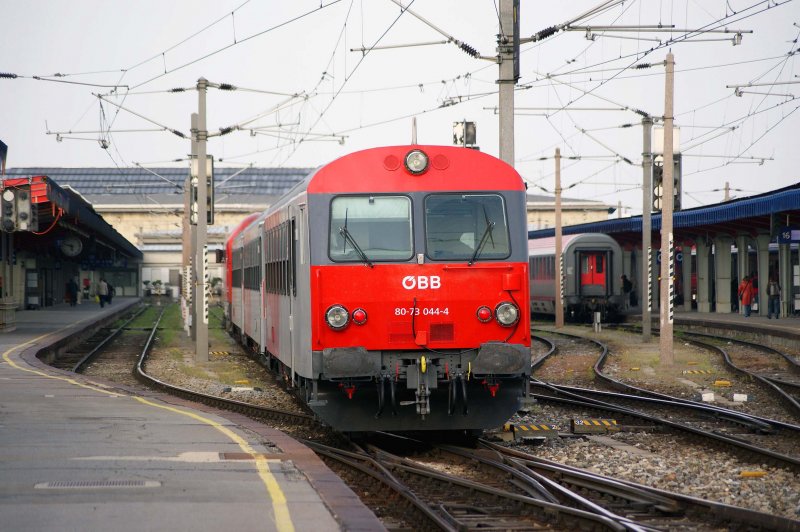 Alltagsbetrieb am Wiener Sdbahnhof, REX2717 nach Fehring wird am Bahnsteig 18 bereitgestellt, 23.04.2009.