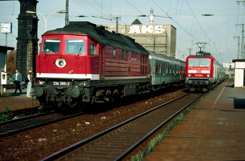 Alltagsbild des Nahverkehrs am Ende der 90er Jahre in Dresden. 234385 begegnet 143310 am 16. Oktober 1998 in Dresden Mitte.