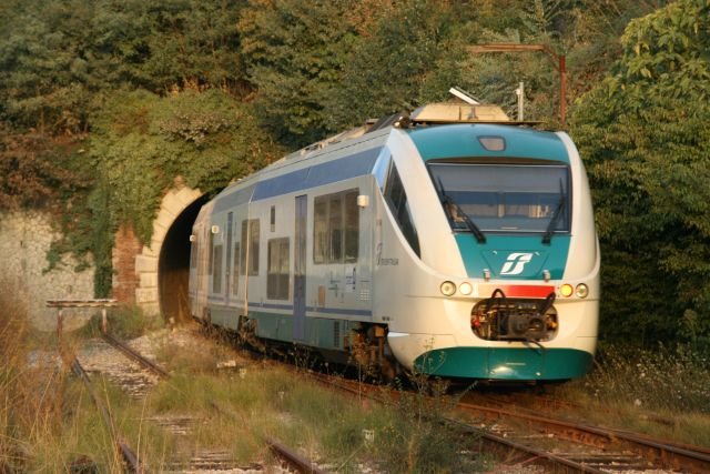 Aln 501/502 040 verlaesst auf dem Weg nach Avellino die Station Altavilla; 17.09.2007