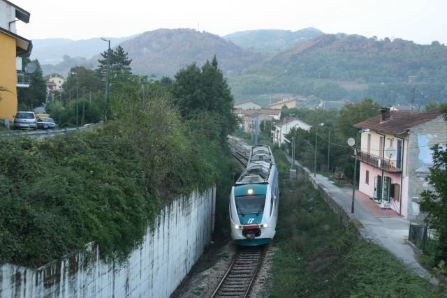 Aln 501/502 040 verlaesst auf dem Weg von Benevento nach Avellino den Bahnhof Prata di Ultco; 17.09.2007