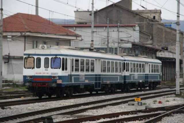 Aln 663 011 auf dem Weg von Napoli nach Capua bei der Ausfahrt aus Cancello; 02.02.2008