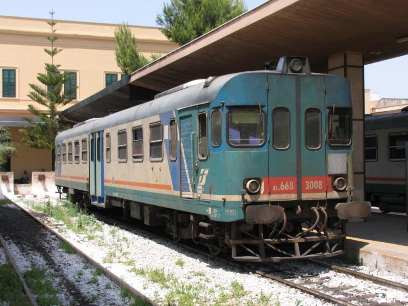 ALn 668 3008 auf Bahnhof Trapani am 2-6-2008.