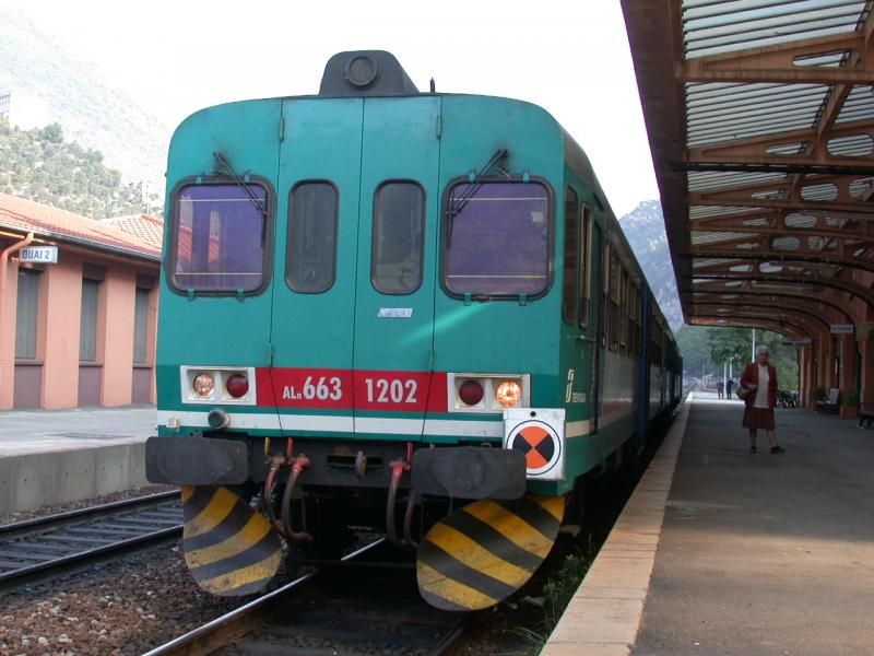 ALn663 1202 verkehrt als direkter Zug von Torino PN ber Cuneo-Limone-Tende-Breil sur Roya nach Nice-Ville. Hier beim abwarten eines Gegenzuges in Breil sur Roya. (04.10.2004)