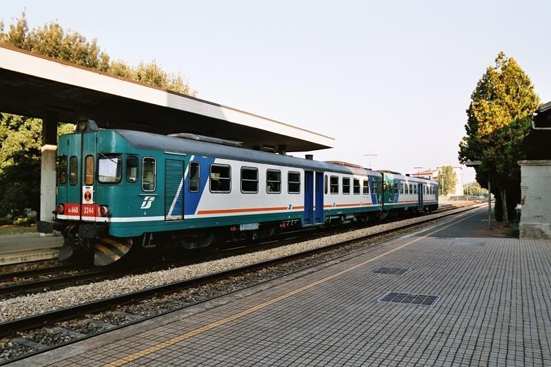 ALn668.3244 auf dem Weg nach Empoli in Castelfiorentino am 22.9.2004