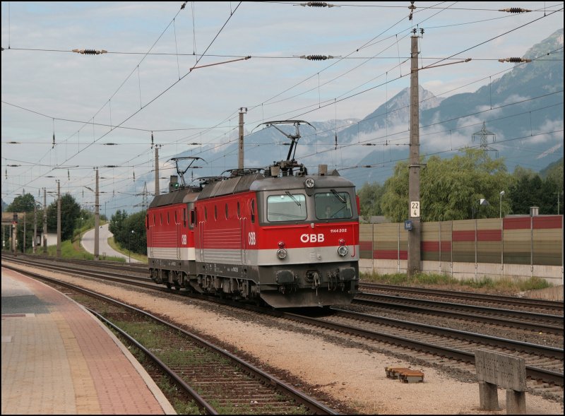 Alpenstaubsauger-Tandem: 1144 202 und eine Schwesterlok sind von Innsbruck komment auf dem Weg nach Wrgl und durchfahren den Bahnhof Kundl. (05.07.2008)