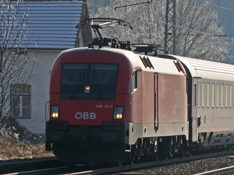 Als 1116 115 mit EC 262 durch den Bahnhof A�ling fuhr, senke sie den Panto! 17.01.2009.