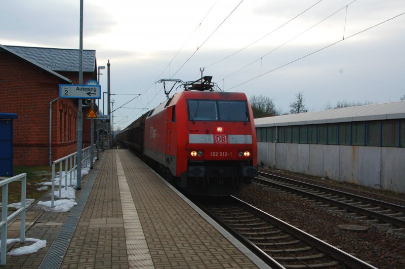 Als 152 012 mit ihrem Gterzug durchfuhr wurde es schon merklich dunkler. Hier passiert sie am 05.02.09 den Bahnhof Burgkemnitz, Fahrtrichtung Berlin.