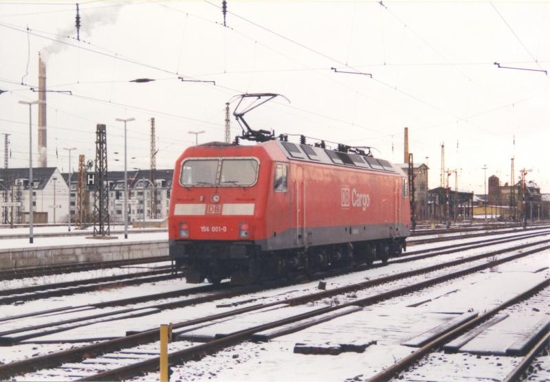 Als 156 001-0 noch zu DB Cargo gehrte... Ende Januar/Anfang Februar 2000 entstand diese Aufnahme in Chemnitz Hbf. Im Hintergrund sieht man den Schornstein des HKW Nord. Heute gehrt diese Maschine zur Mitteldeutschen Eisenbahn (MEG), da sie und ihre drei Schwestern eine Splittergattung bei der DB darsetllten.