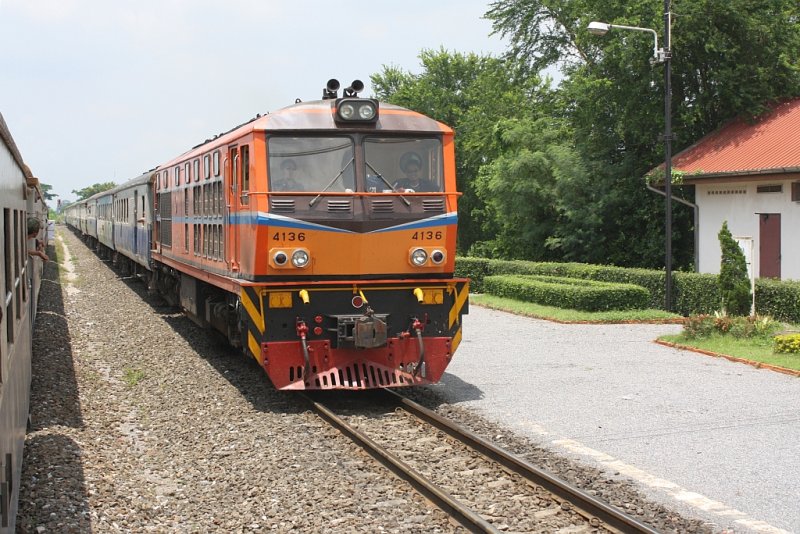 ALS 4137 (Co'Co', de, Alsthom, Bj.1974) f�hrt am 17.Mai 2012 in den Bf. Khok Kruat ein.