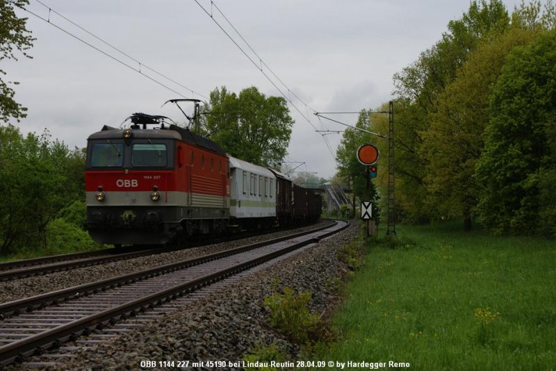 Als Abschluss dieser Umleiter-Tage meinerseits, gibts die BB 1144 227, die mit dem 45190 soeben am Klapp-Scheiben-Vorsignal von Lindau-Reutin, richtung Wolfurt unterwegs ist.
28.04.09