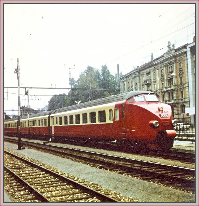 Als Absolvent der Verkehrsschule St.Gallen war mein Interesse fr die Eisenbahn lngst geweckt. Nur die Fotoausrstung liess noch zu Wnschen brig. Also entschuldigt die nicht sehr gute Qualitt der zwei letzten Bilder, die mit einer Kodak Instamatic entstanden sind. Sie sind aber historisch doch von Bedeutung, da sie eine lngst vergangene Epoche zeigen. Hier ist TEE Bavaria auf der Fahrt von Zrich nach Mnchen bei der Ausfahrt aus dem Bahnhof St.Gallen zu sehen. (Aufnahmezeit 1970)