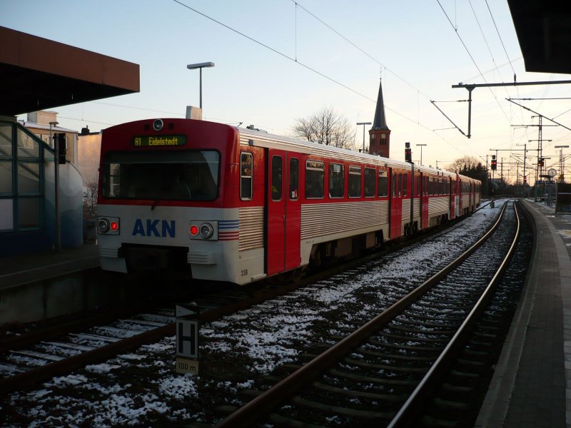Als AKN nach Hamburg-Eidelstedt fhrt am 22.01.08 VT 2.33 und ein weiterer VT2E der AKN ab Neumnster. 
