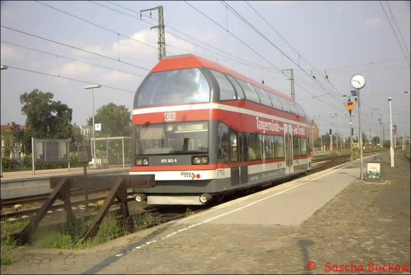 Als ALMA steht BR 670 002-5 im Sommer 2002 in Stendal und wartet auf Reisende nach Tangerm�nde.