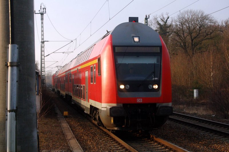 Als am 15.12.08 die RB nach Lutherstadt Wittenberg einfhrt, scheint fr einen kurzen Augenblick die Sonne. Fotografiert in Burgkemnitz.