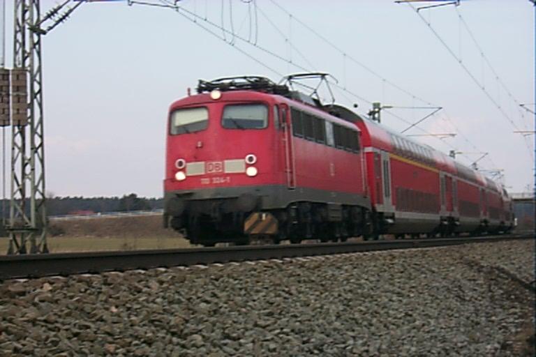 Als Aushilfe fr eine BR 111 zieht am 14.3.05 die BR 110 324-1 den RE 14511 von Bremen nach Hannover.