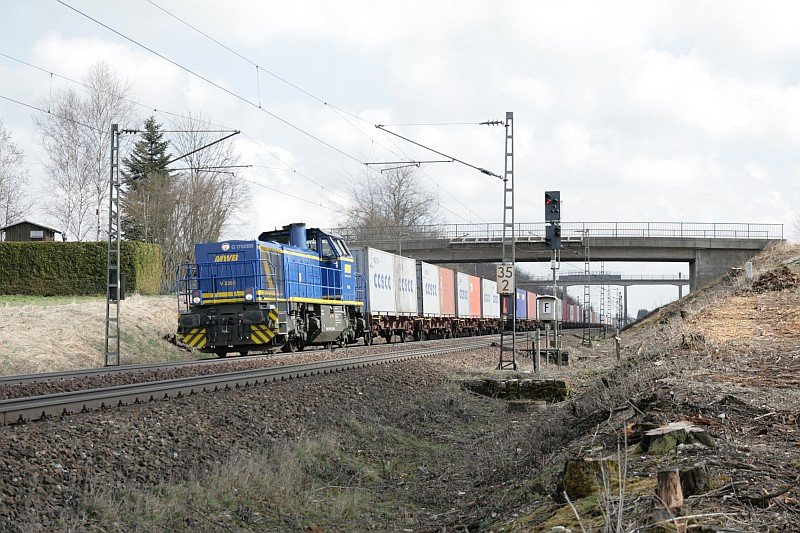Als Besonderheit war der ECCO-Cargo Austria mit einer Diesellok der MWB Baureihe G1700 (V2305) bespannt. (15.03.08 bei Hattenhofen)
