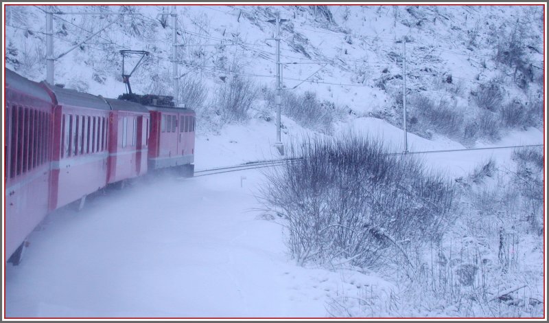 Als Eisenbahnfahrer bleibt oft nur der Blick aus dem Fenster dem Zug entlang. Die RhB hat zum Glck noch mehrheitlich Wagen, bei denen sich die Fenster ffnen lassen. In der Ruinaulta (Rheinschlucht) am 24.01.2007
