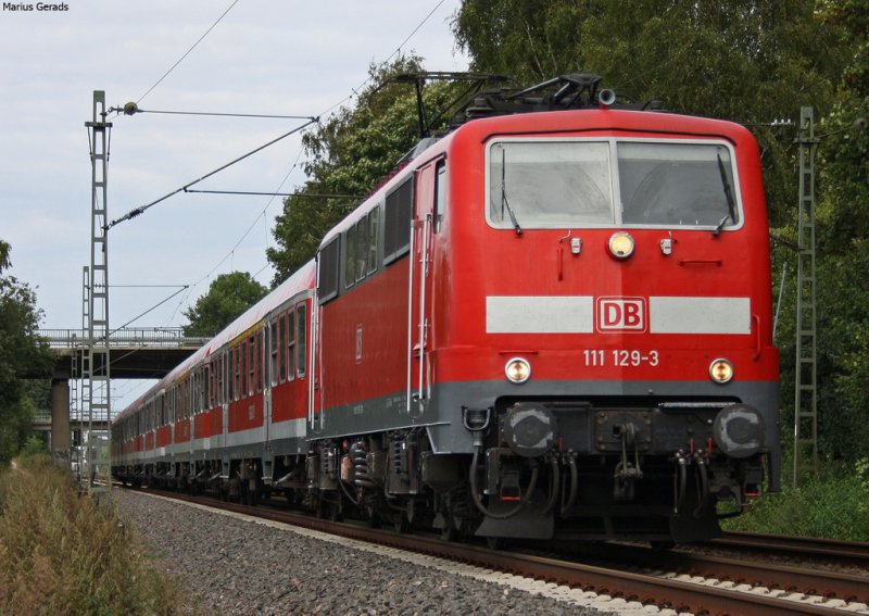 Als Ersatz fr einen defekten Dosto Park wurde morgens der 11591 ab KD durchgebunden, hier die Leistung des RE10422 nach Aachen mit Zuglok 111 129 am Esig Geilenkirchen 27.8.09