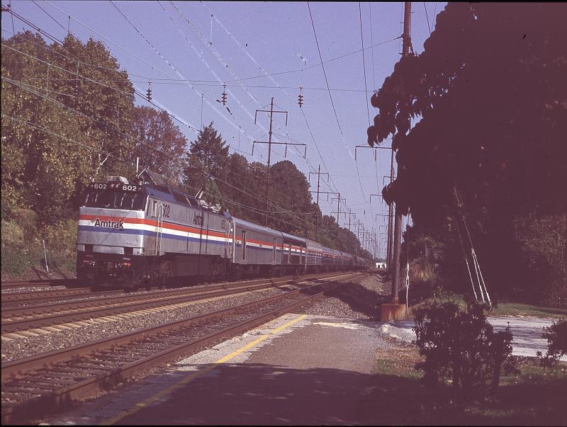 Als Ersatz fr die legendren GG1 der Pennsy brachte Amtrak die E 60 CP eine Co' Co' von General Electric heraus, die aber bei weitem nicht die Laufeigenschaften der lteren Loks besaen.
Hier durchfhrt ein E 60 CP Philadelphia Ridley Park (Sommer 96) 