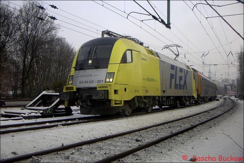 Als Ersatz fr die nichtmehr verkehrenden Interregios, fahren seit dem 15.12.2002 die Zge der FLEX im Zweistundentakt von Hamburg Hbf nach Flensburg bzw. Padborg. Hier zieht ES 64 U2-021 ihren Zug aus dem Hamburger Hbf.