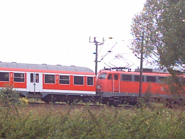 Als Ersatz f�r die RegioTram zieht eine BR 110 die RegionalBahn auf der Strecke Kassel HBF---Warburg. Die Aufnahme entstand wenige Meter vor em Bahnhof Hofgeismar.